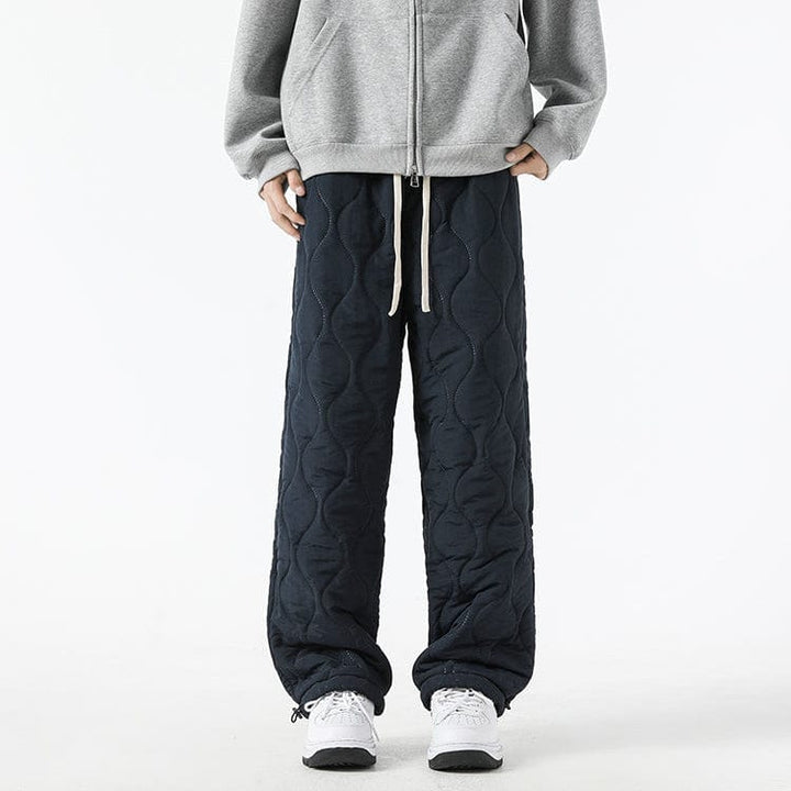 Pantaloni uomo: modello invernale trapuntato, taglio ampio e confortevole.