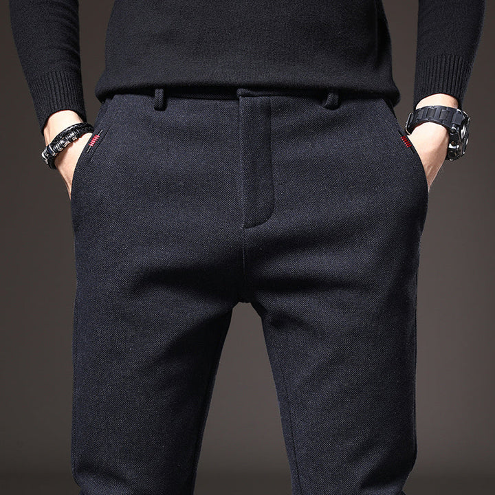 Pantaloni da uomo slim fit, sinonimo di eleganza e raffinatezza per ogni outfit, dall'ufficio alla sera.