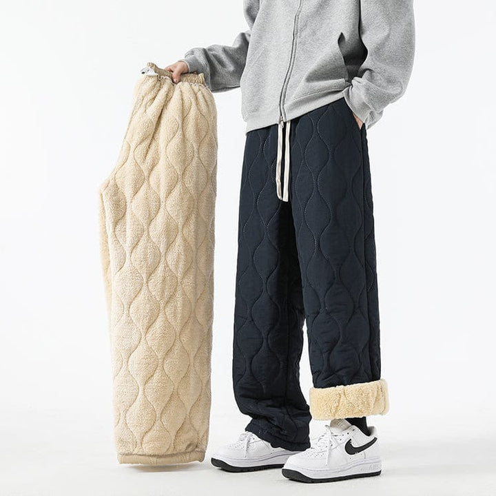 Abbigliamento maschile: pantaloni invernali caldi trapuntati, taglio ampio e moderno.