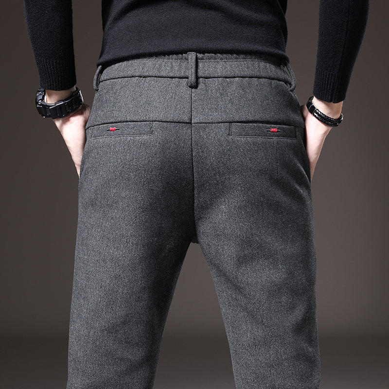 Pantaloni blu scuro slim fit uomo, con tessuto di qualità per un tocco elegante e professionale.
