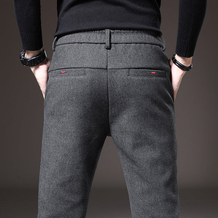 Pantaloni blu scuro slim fit uomo, con tessuto di qualità per un tocco elegante e professionale.