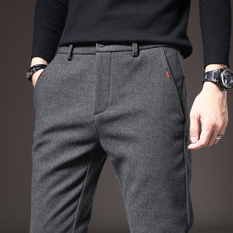 Outfit: uomo con pantaloni slim fit neri, camicia, look elegante e moderno per ogni occasione speciale.