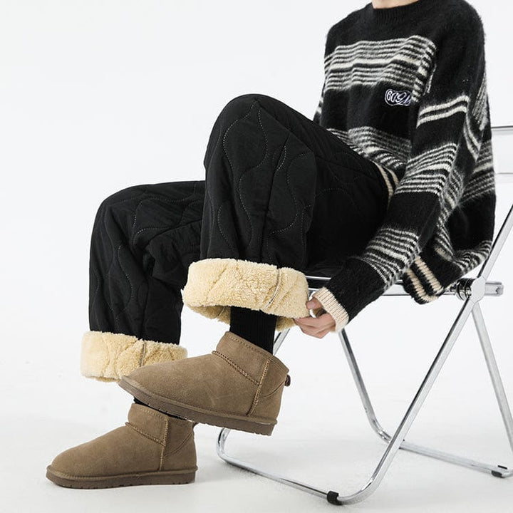 Abbigliamento casual maschile: pantaloni trapuntati larghi e caldi, perfetti per l'inverno.