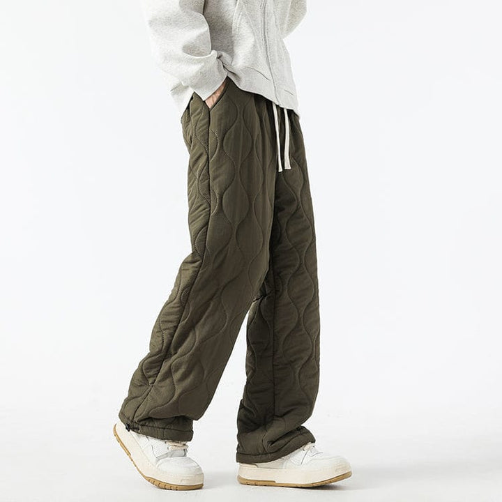 Pantaloni larghi trapuntati per uomo, ideali per un outfit caldo e rilassato in inverno.