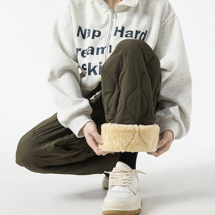 Stile invernale: pantaloni larghi da uomo trapuntati, caldi e alla moda.