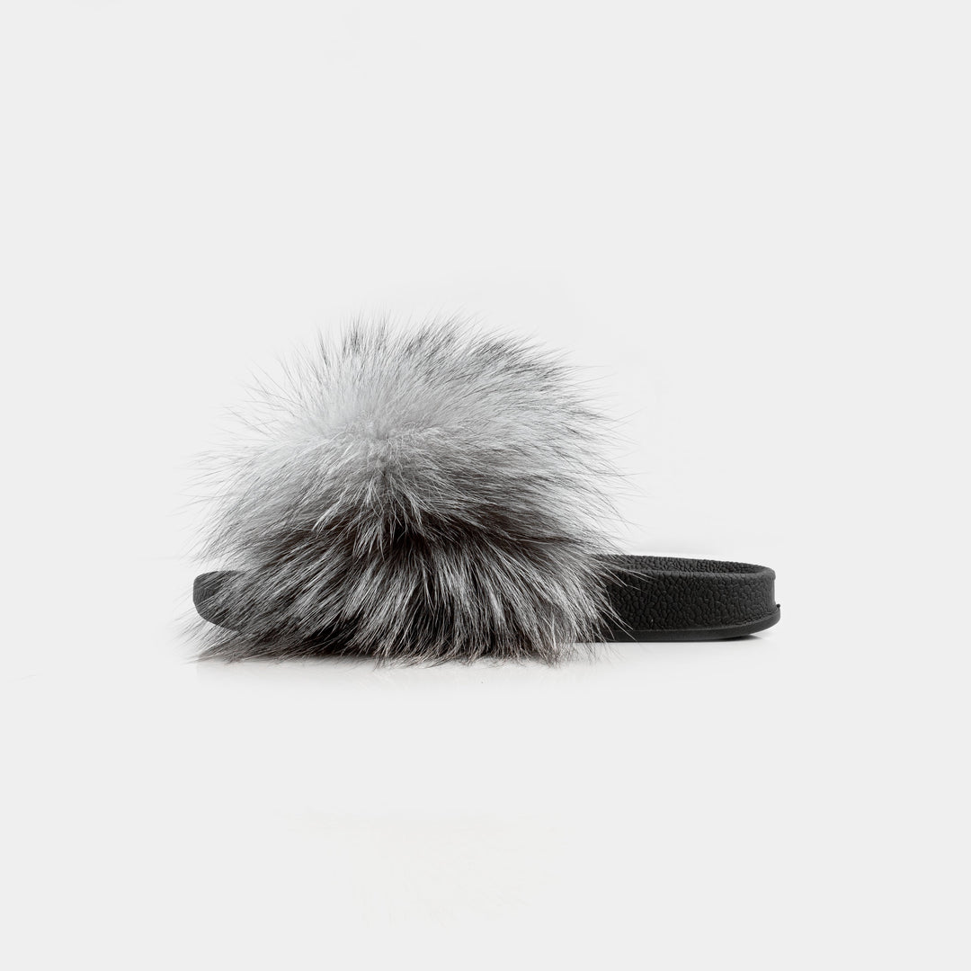 Eleganti pantofole donna grigio argento con soffice pelliccia, calde e confortevoli, ideali per la casa.