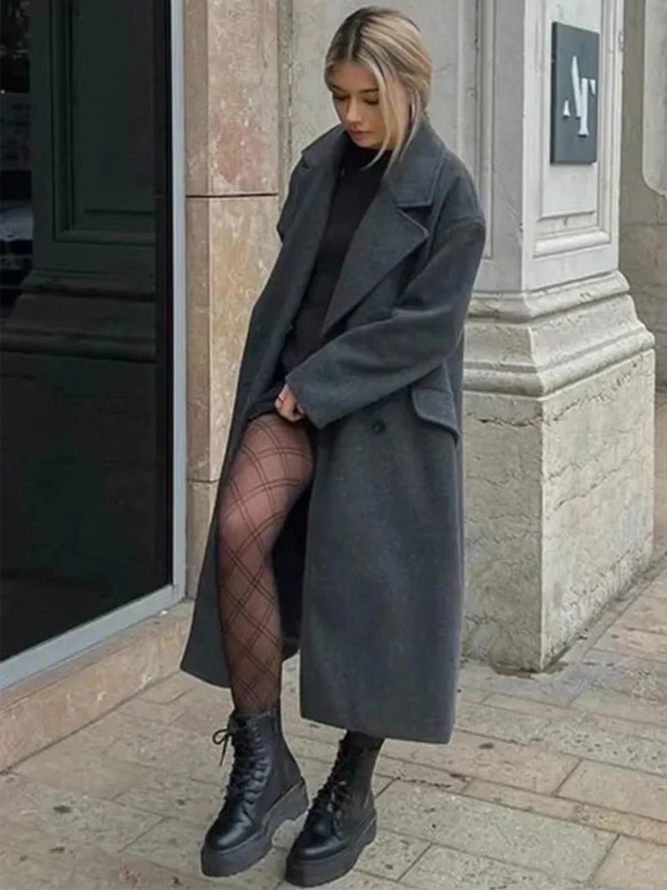 Cappotto lungo donna invernale effetto lana, con revers e tasche. Disponibile in beige, nero e grigio. Estremamente versatile.