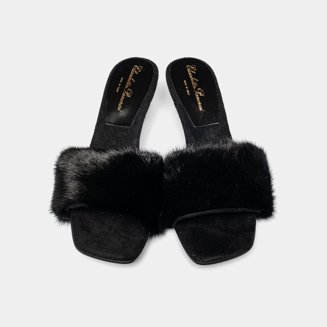 Calzature donna Portofino: sandalo nero con tacco medio, un classico versatile che unisce comfort e stile italiano.