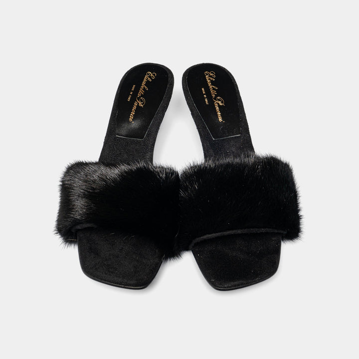 Calzature donna Portofino: sandalo nero con tacco medio, un classico versatile che unisce comfort e stile italiano.