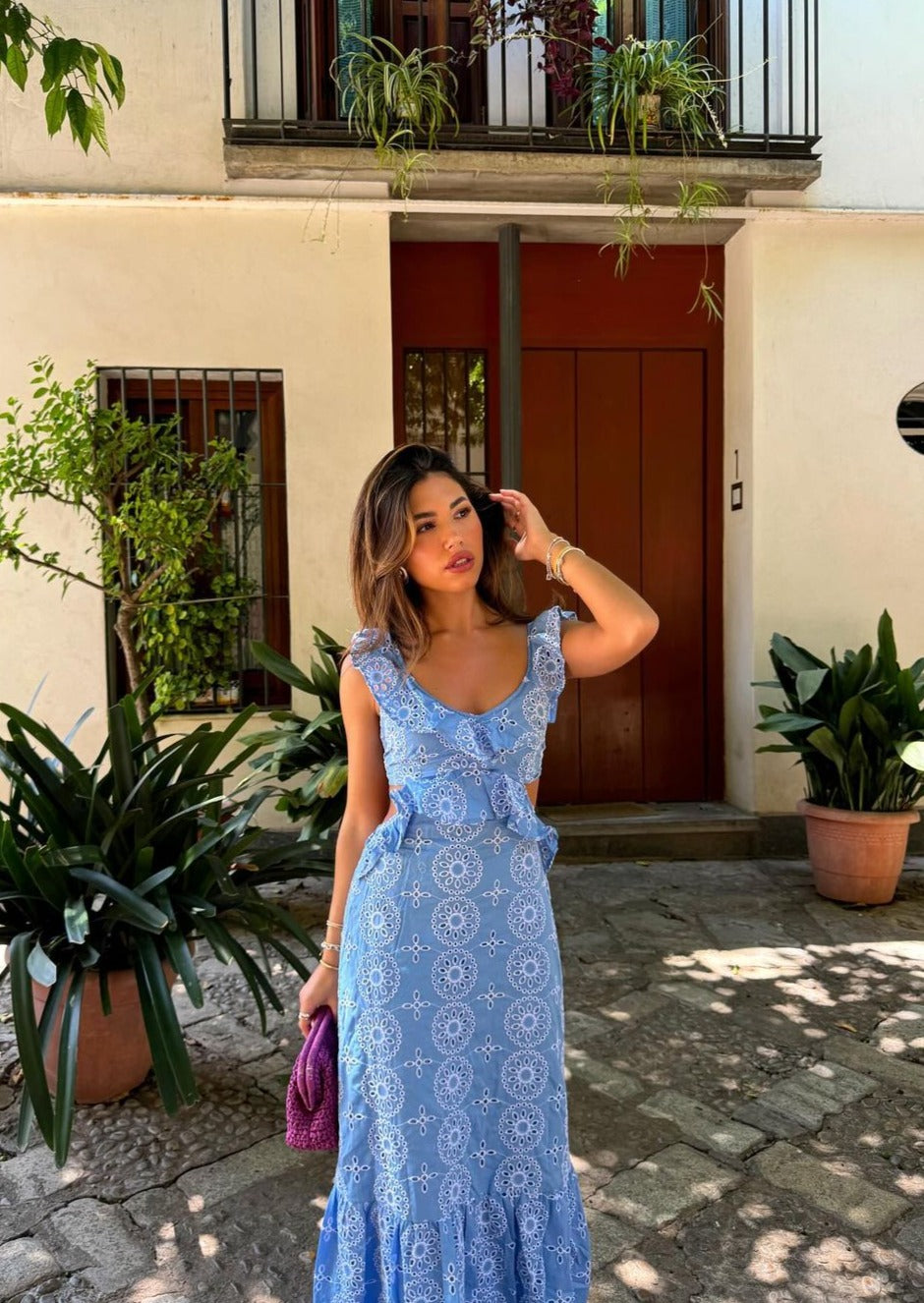 Abito maxi estivo donna, schiena scoperta con dettagli ricamati, stile fluido e confortevole.