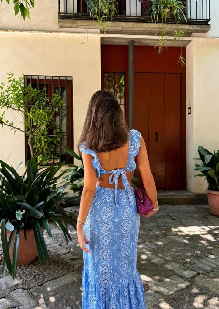 Vestito lungo ricamato per donna, scollo a cuore e schiena scoperta, eleganza estiva.