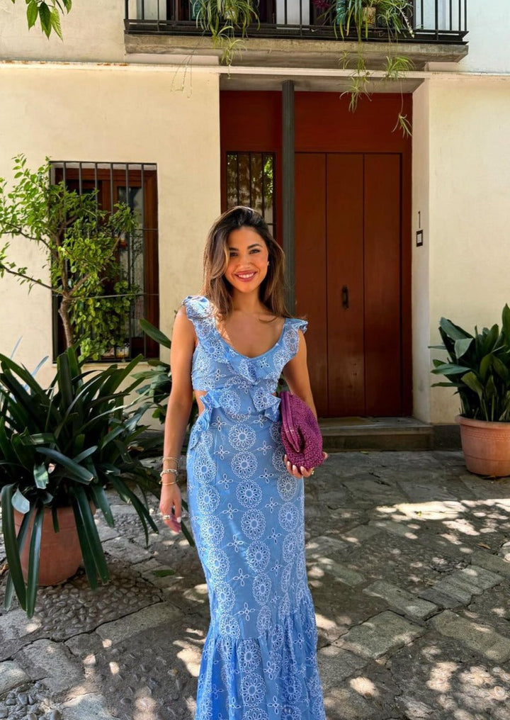 Abito lungo estivo con ricami elaborati, schiena nuda, perfetto per un look da spiaggia raffinato.