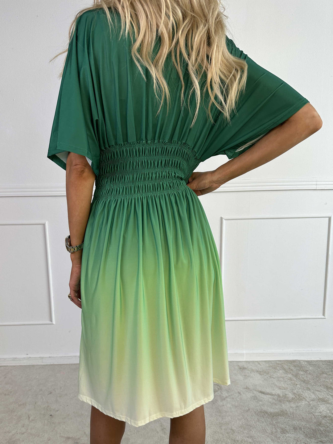 Modello di abito estivo donna con scollo a V, effetto ombre, ideale per un look casual elegante e fluido.
