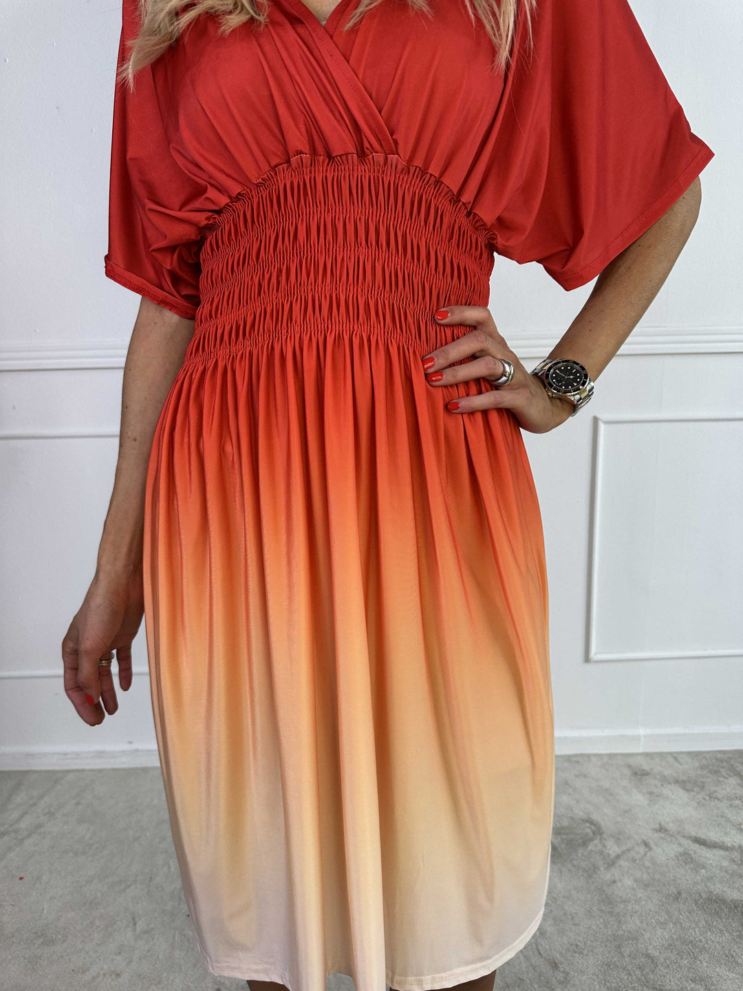 Elegante abito midi sfumato da donna, scollo a V profondo, perfetto per serate estive, comodo e vivace.