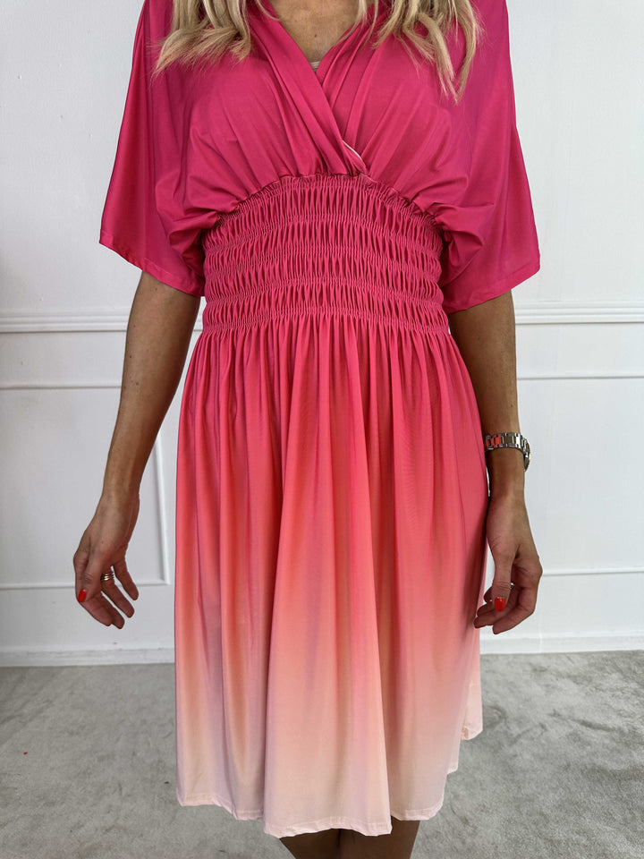 Abito midi donna sfumato con scollo a V, ideale per un look estivo fresco e alla moda, colori vivaci.
