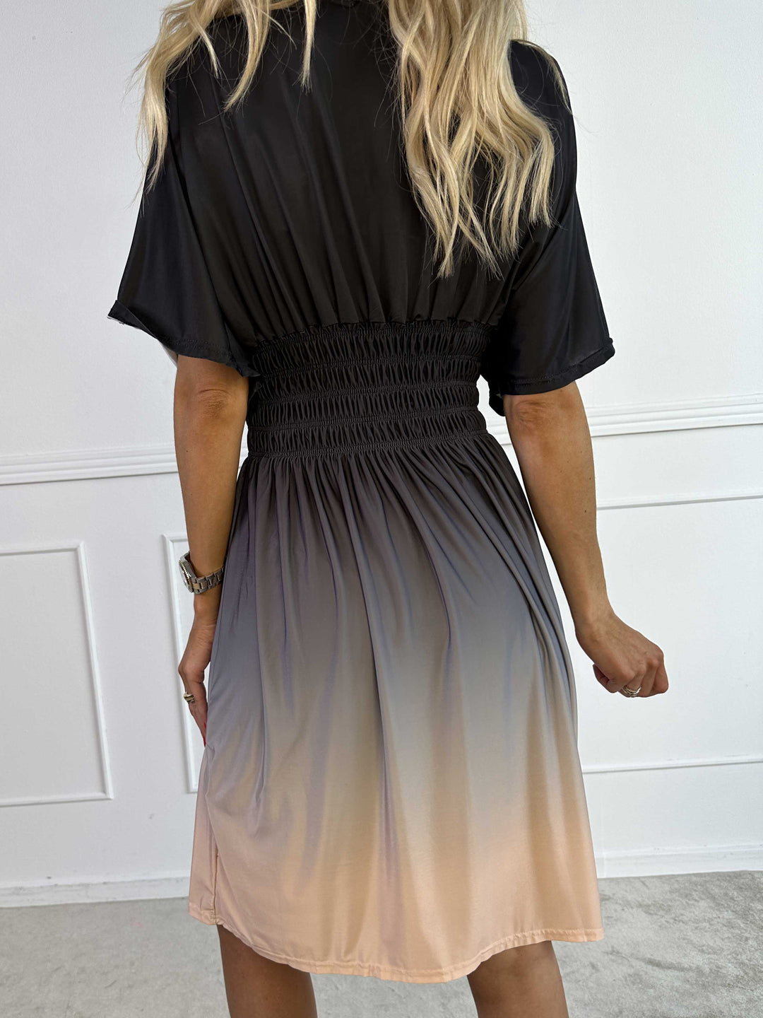 Abito midi estivo da donna con effetto ombre, scollo a V, perfetto per un look casual chic e comodo.