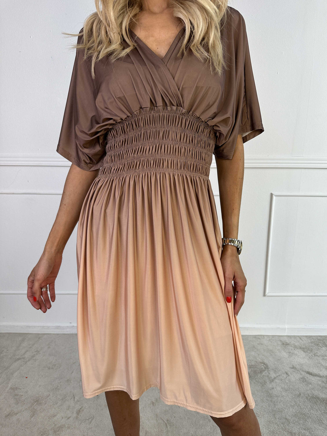 Abito donna midi sfumato, elegante e comodo, scollo a V, ideale per eventi estivi o uso casual.