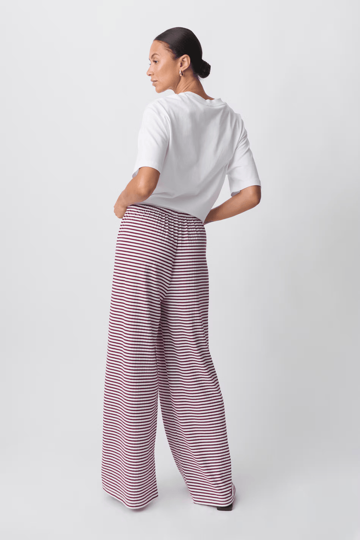 Pantaloni da relax donna a righe, morbidi e ideali per stare in casa. Loungewear comodo con coulisse.