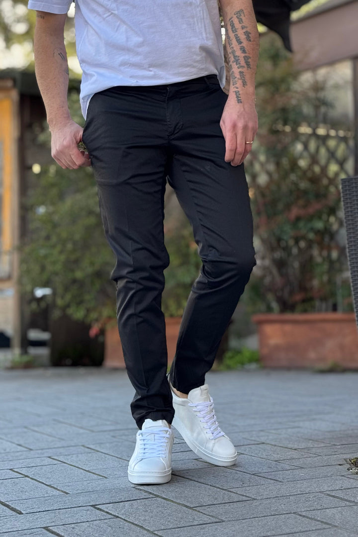 Pantalone chino slim fit uomo, capo di moda maschile essenziale, moderno e versatile per ogni outfit.