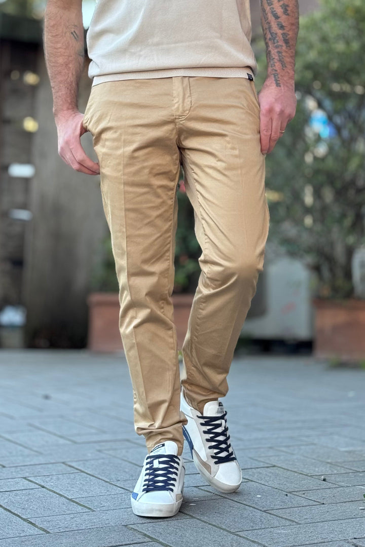 Pantalone chino uomo elegante, taglio slim fit raffinato per outfit smart casual, ufficio e serali.