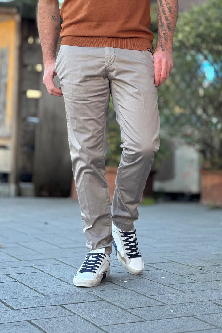 Tessuto pantalone chino slim fit uomo: dettaglio elegante, comodo e di alta qualità per look raffinati.
