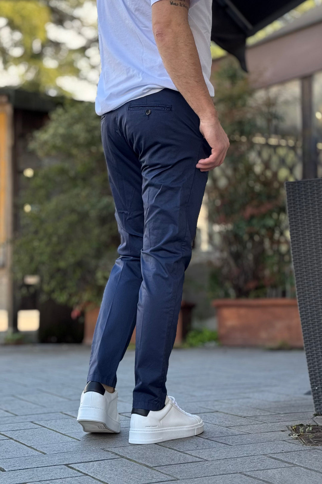 Pantalone chino slim uomo primavera estate, ideale per outfit eleganti e comodi da giorno.
