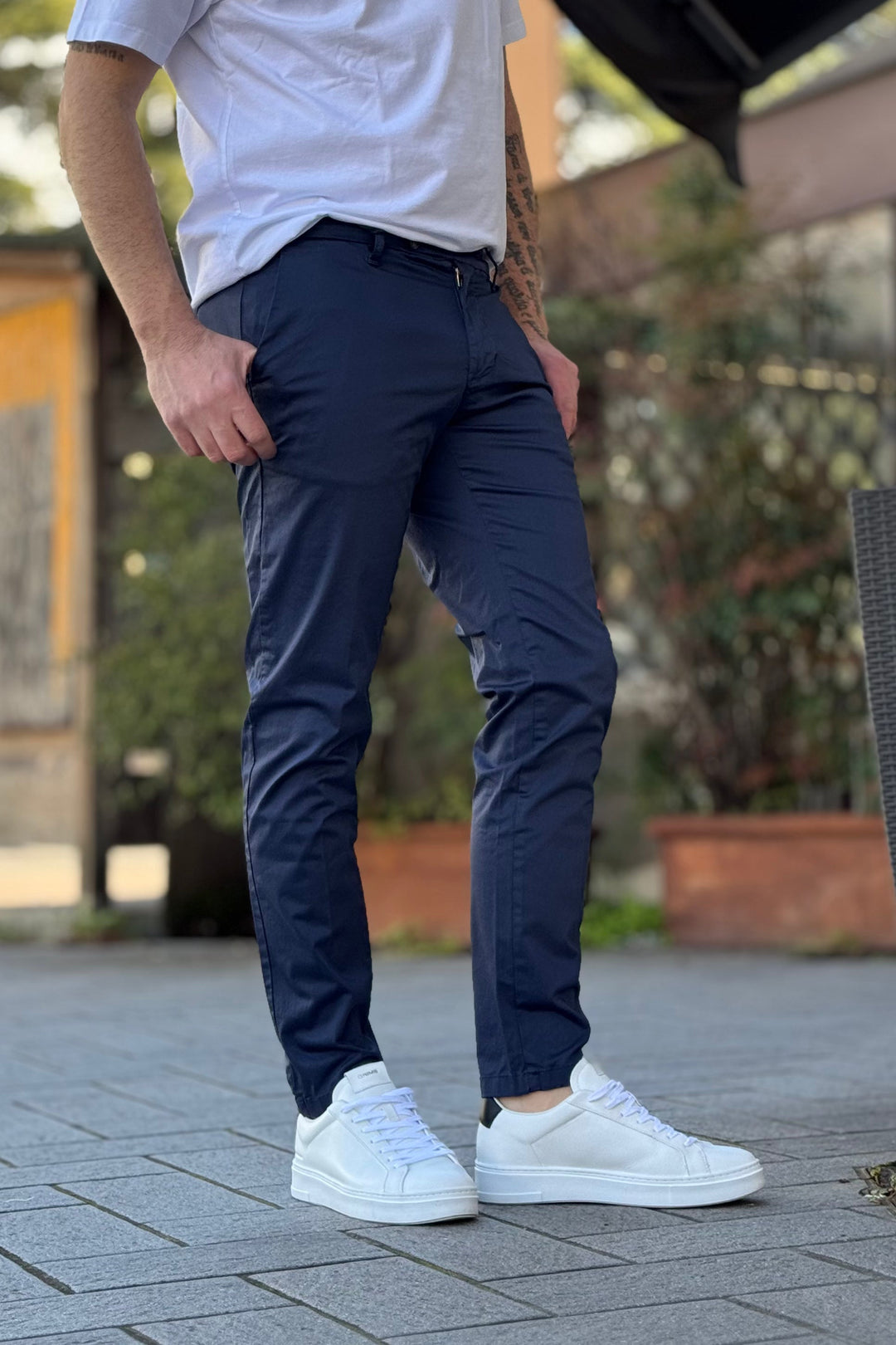 Chino slim fit uomo per autunno, pantalone versatile ed elegante per comfort quotidiano e ufficio.