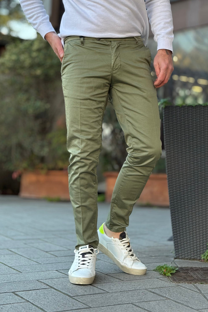 Pantalone chino slim uomo elegante per ufficio, versatile e confortevole per outfit professionali.
