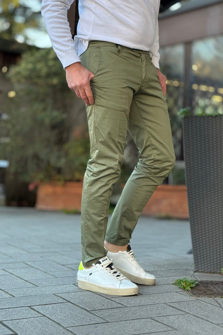Pantalone chino slim fit uomo, taglio moderno che valorizza la figura, stile smart casual raffinato.