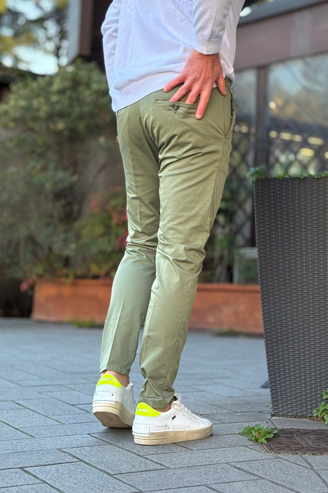 Pantalone chino uomo slim fit in diversi colori, versatile per moda maschile elegante e moderna.