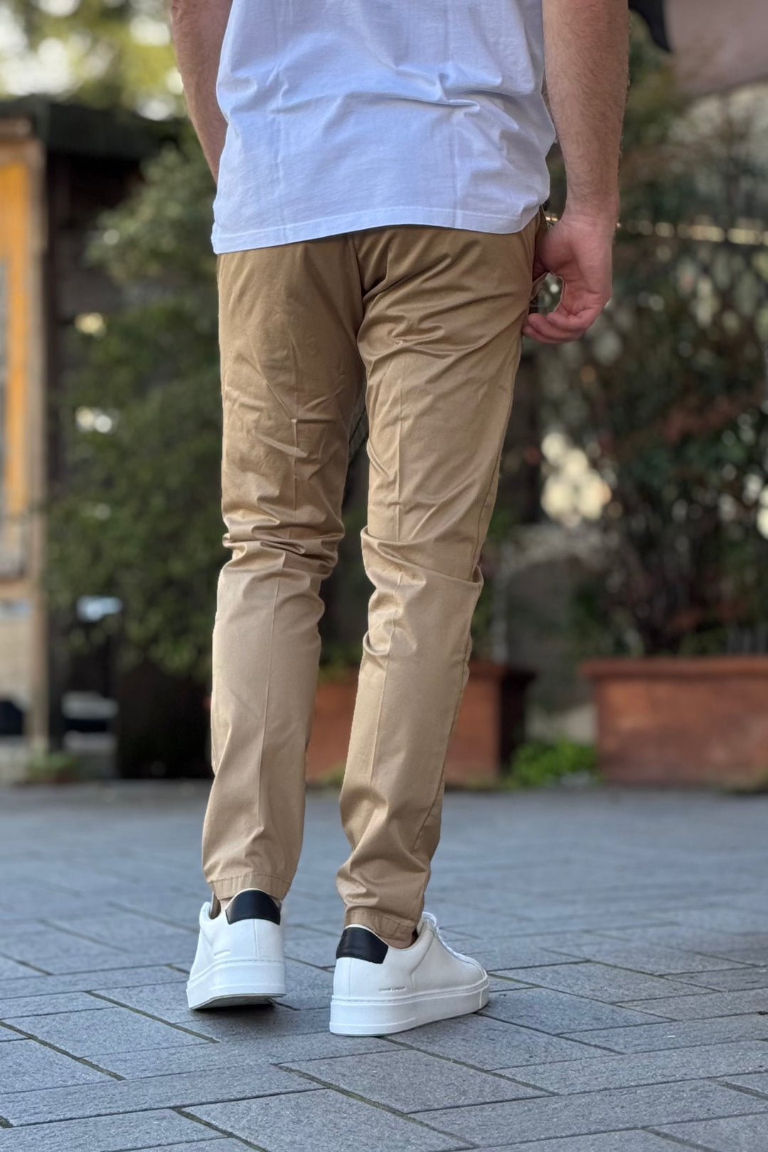Pantalone uomo chino slim, perfetto con camicia o t-shirt, per look smart casual e sofisticati.