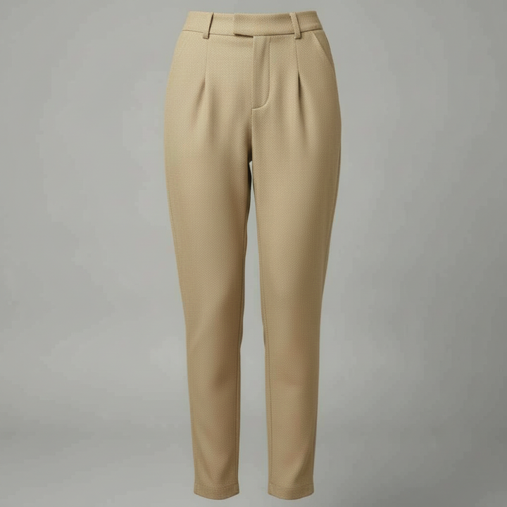Modella indossa pantaloni eleganti donna a vita alta e gamba dritta, perfetti per un look ufficio moderno e chic.