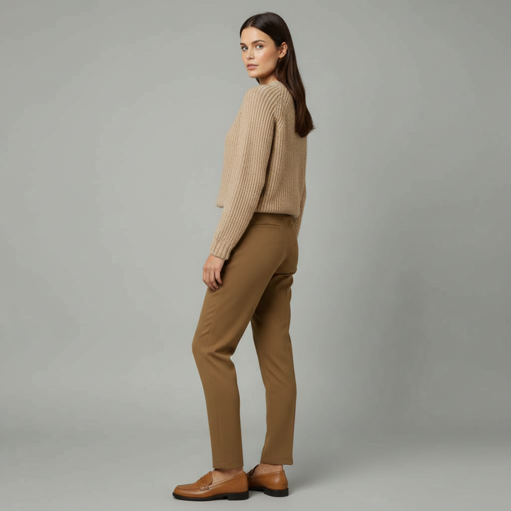 Moda donna: pantaloni eleganti a vita alta con gamba dritta, tessuto di qualità, ideali per ufficio e eventi.
