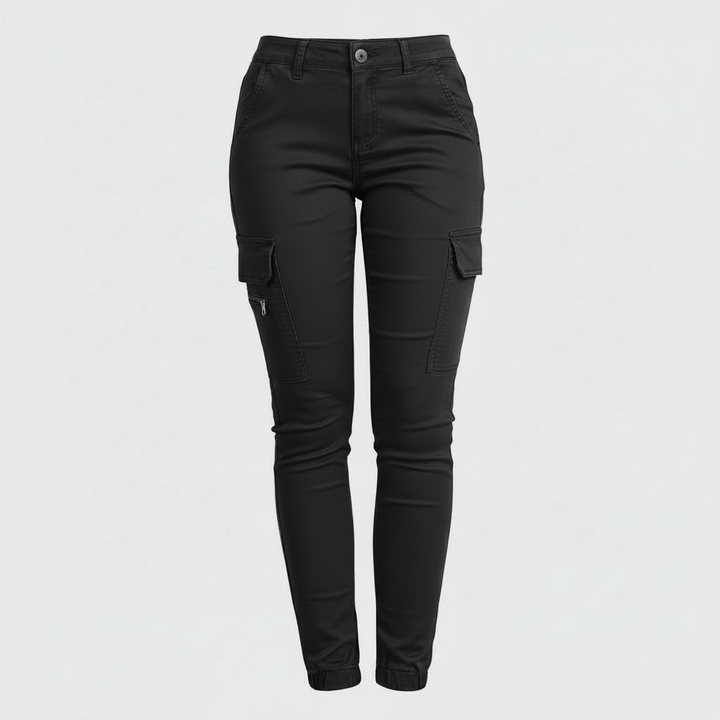 Dettaglio tasche laterali sui pantaloni cargo donna aderenti, realizzati in tessuto elasticizzato, stile moda.