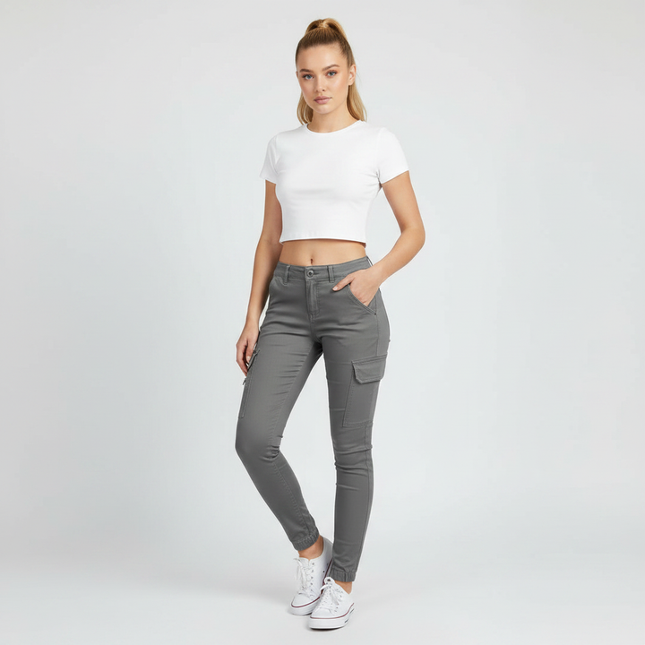 Pantaloni cargo donna aderenti con tasche laterali, perfetti per moda casual e streetstyle.