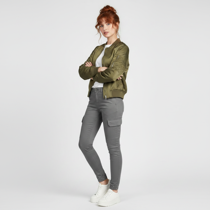 Pantaloni cargo donna grigi, aderenti e con tasche laterali, un capo versatile per outfit casual e moderni.