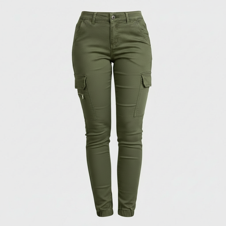 Outfit con pantaloni cargo donna aderenti neri, elasticizzati, per uno streetstyle moderno e confortevole.