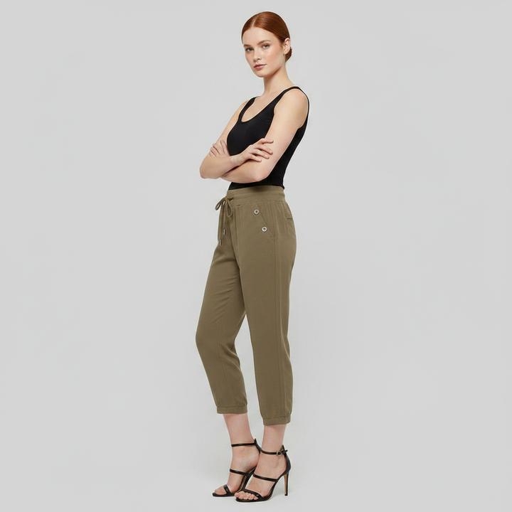 Pantaloni cargo donna verde scuro con coulisse in vita e ampie tasche, perfetti per outfit casual moda.