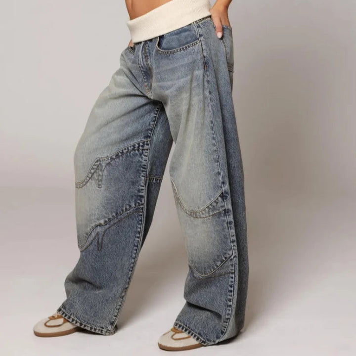 Comodi jeans da donna baggy a vita bassa, colore grigio chiaro. Ideali per un outfit moderno e versatile.