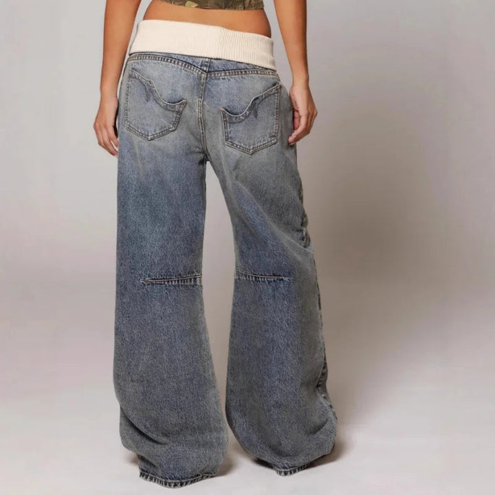 Vista frontale di jeans baggy da donna grigio chiaro, vita bassa e gamba larga per la moda femminile.