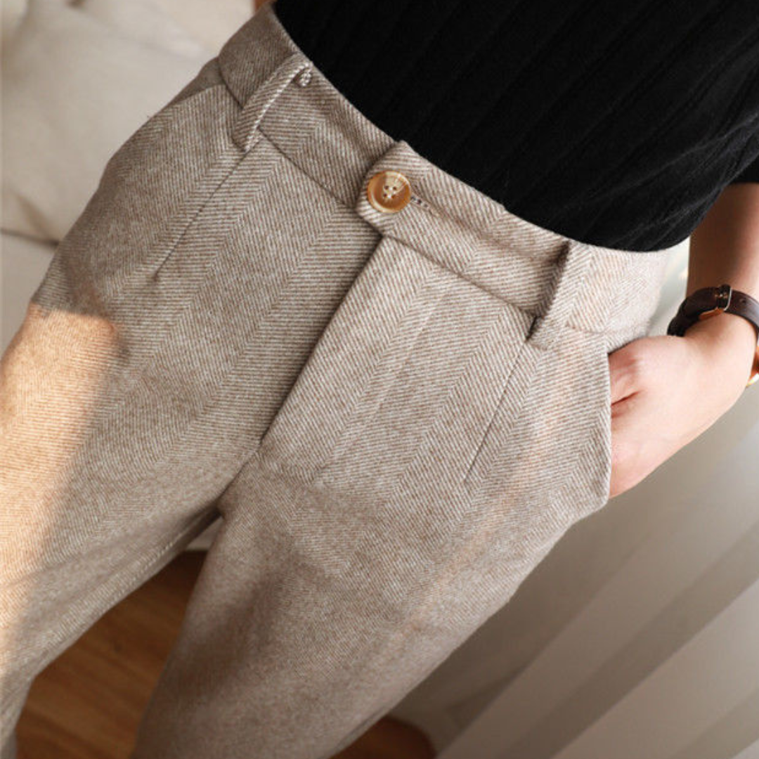 Comodi pantaloni da donna a vita alta, con taglio dritto per un outfit business casual raffinato.