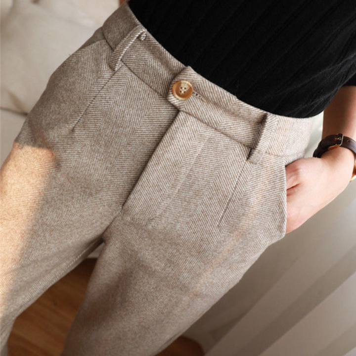 Comodi pantaloni da donna a vita alta, con taglio dritto per un outfit business casual raffinato.