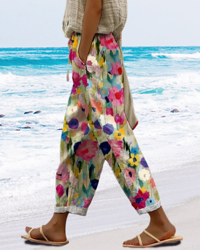 Pantaloni donna cropped estivi con vivace stampa floreale acquarello. Perfetti per un look casual e comodo.