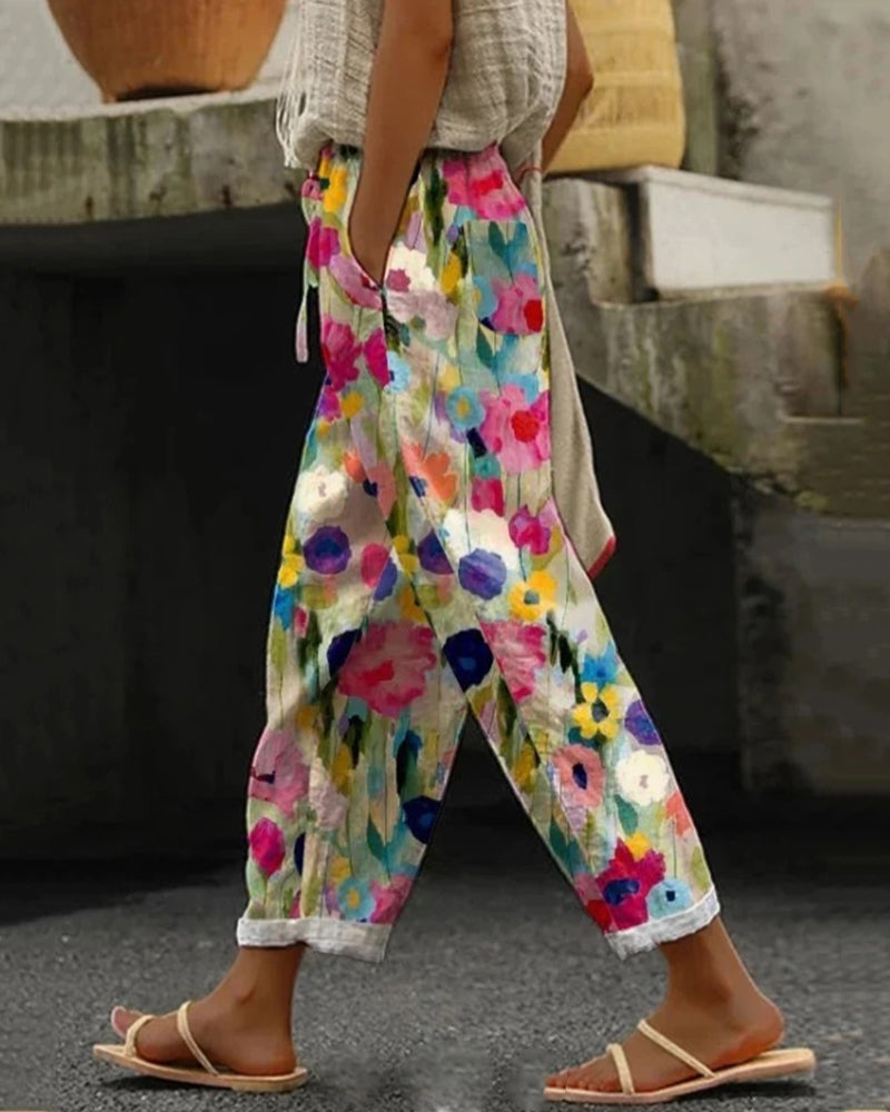 Pantaloni donna stile boho chic, ideali per estate e primavera. Disegno floreale acquarello su tessuto leggero.
