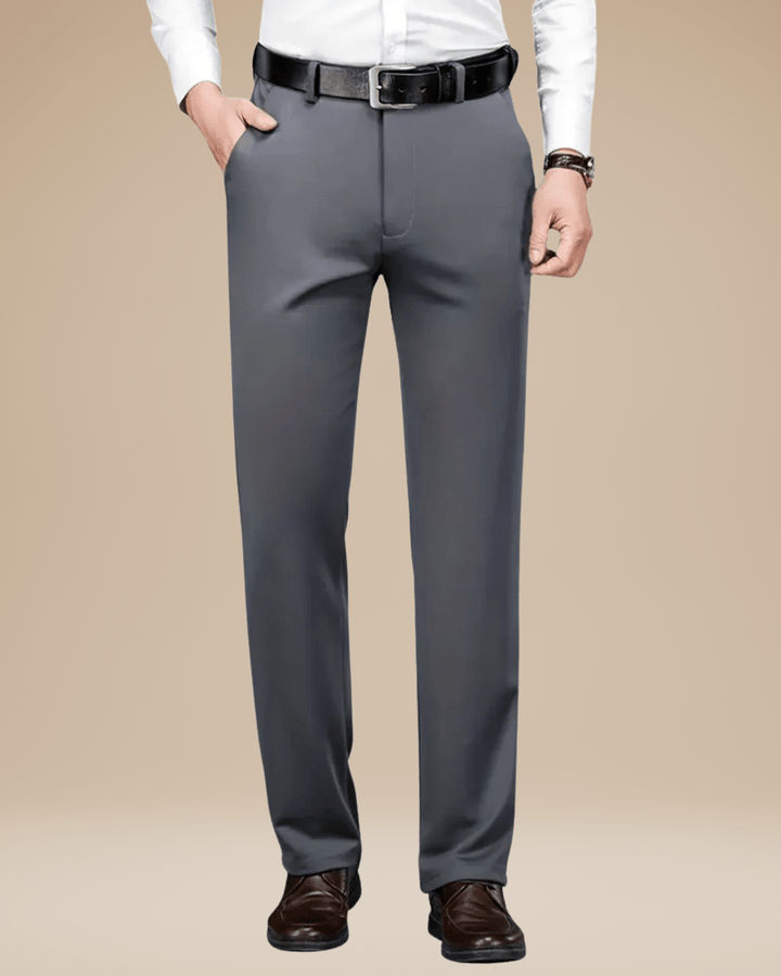 Pantaloni uomo kaki slim fit in tessuto elasticizzato. Stile sartoriale e comfort per moda uomo versatile.