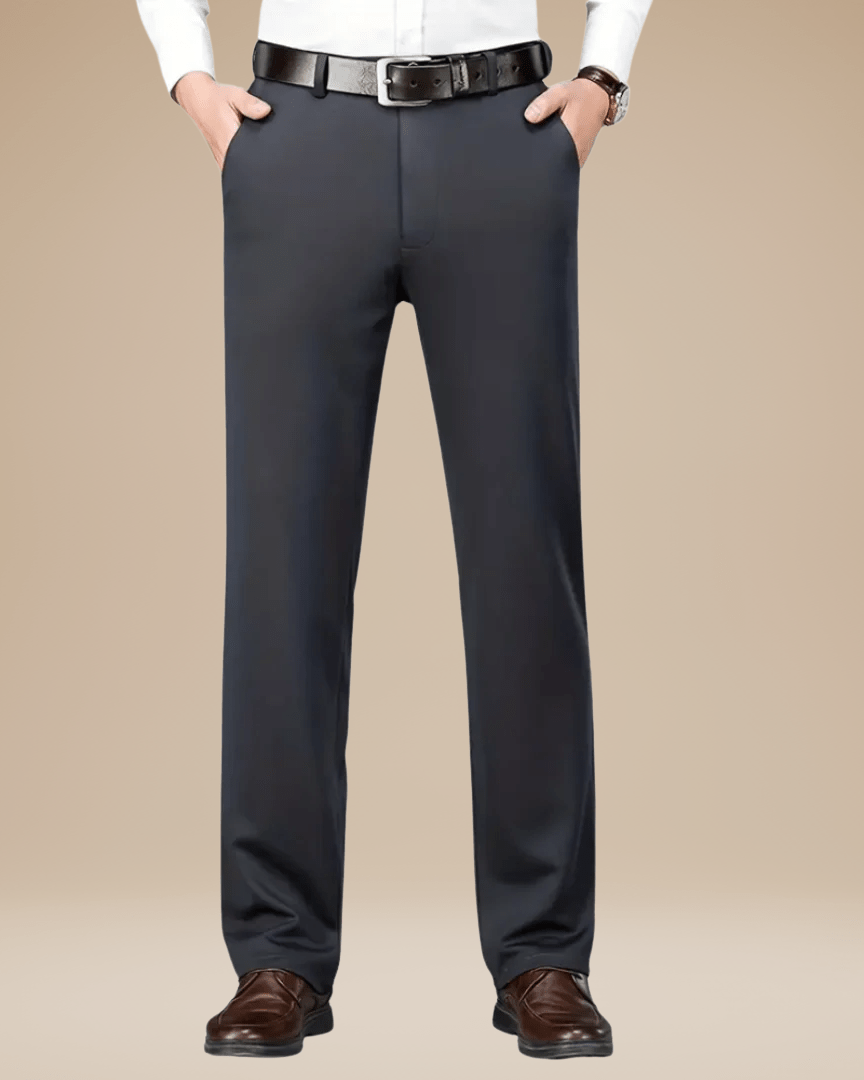 Dettaglio tessuto elasticizzato pantaloni uomo eleganti. Comfort maschile e stile sartoriale.