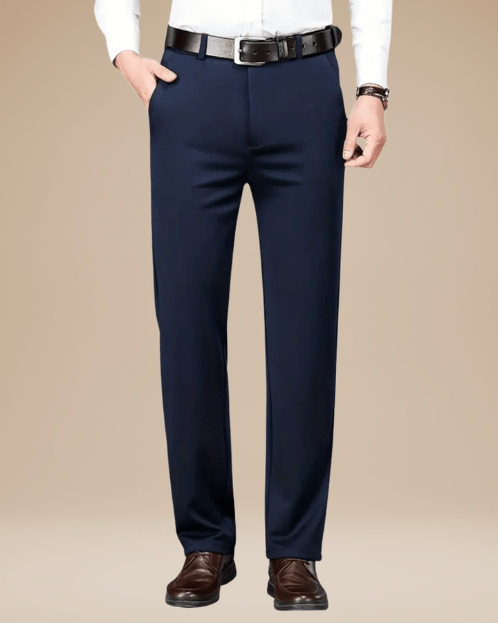 Pantaloni uomo eleganti in vari colori (nero, grigio, blu). Stile casual chic e comfort versatile per viaggio.