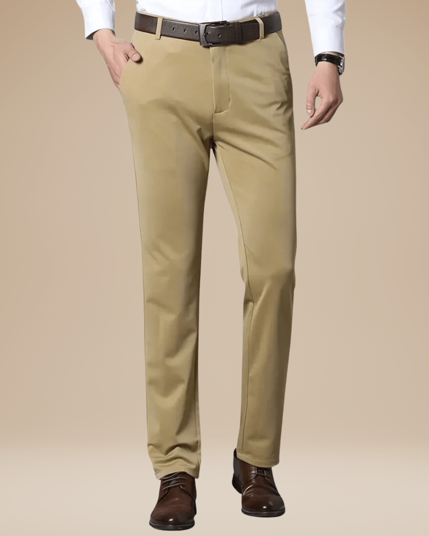 Uomo cammina con pantaloni uomo eleganti blu slim fit. Comfort maschile e abbigliamento versatile per ogni occasione.