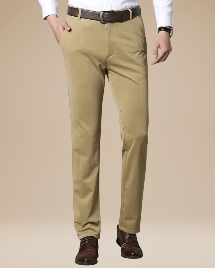 Uomo cammina con pantaloni uomo eleganti blu slim fit. Comfort maschile e abbigliamento versatile per ogni occasione.