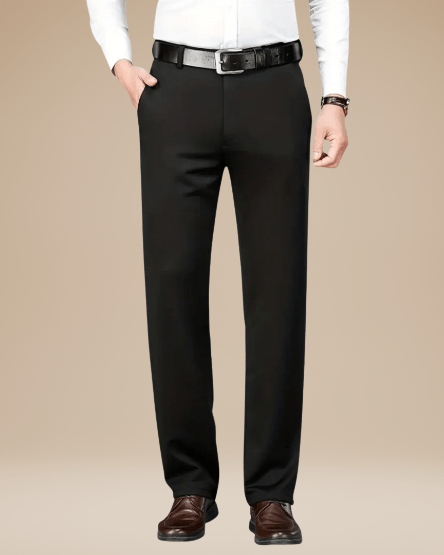 Pantaloni uomo eleganti neri, vestibilità slim fit. Ideali per ufficio, casual chic, viaggio. Tessuto elasticizzato.